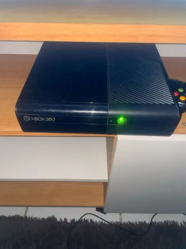 Xbox 360 destravado com vários jogos 650.00 pra vender ligeiro