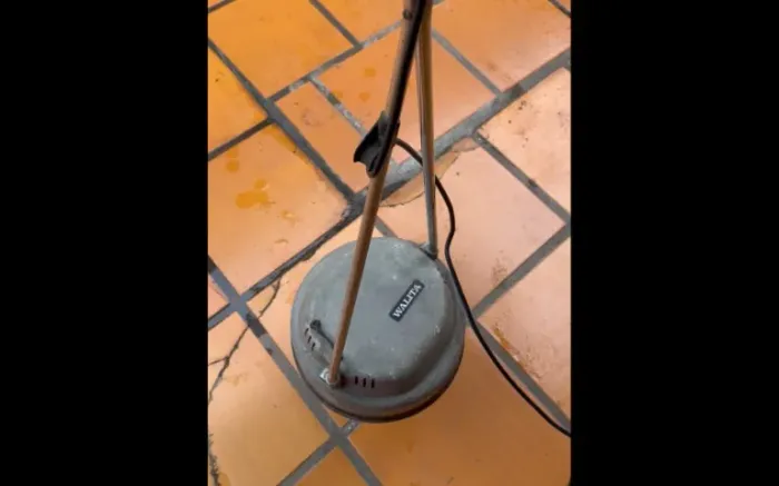 Enceradeira Walita antiga funcionando