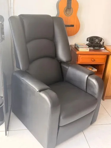 Poltrona Reclinável Preta em Excelente Estado