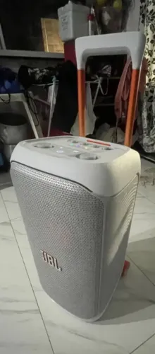 Vendo uma linda caixa JBL original na cor branca lançamento modelo 320 lançamento