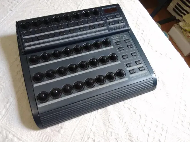 Behringer B-control Rotary Bcr2000 Midi Usb Mesa Controladora BCR-2000