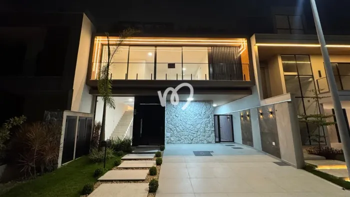 Casa triplex contemporânea localizada no condomínio Villa Blanca I, no Recreio dos Bandeir