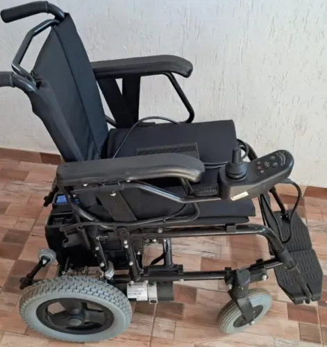 Cadeira de rodas automática fredom semi nova 