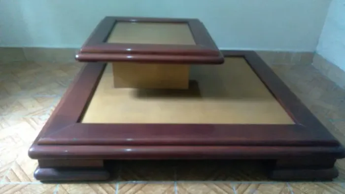 Mesa de Centro de Madeira Mogno