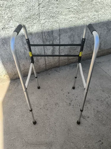 Vendo um andador para idosos 