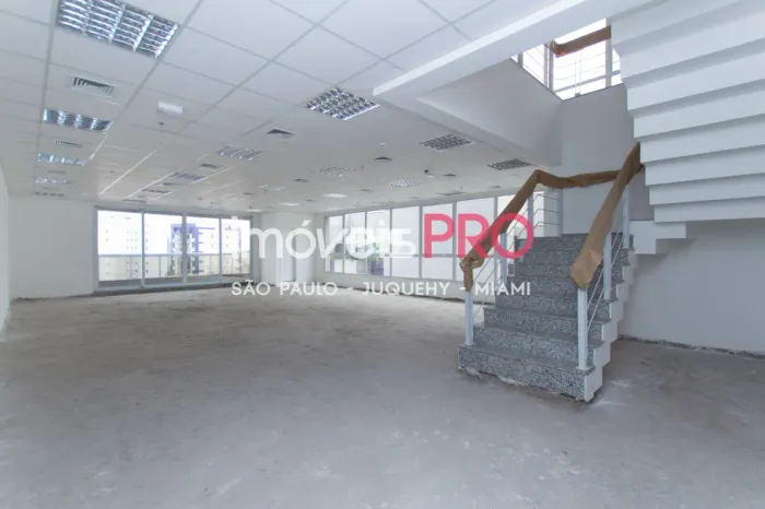 Sala comercial de 335m², localizada em Moema, com 6 vagas.