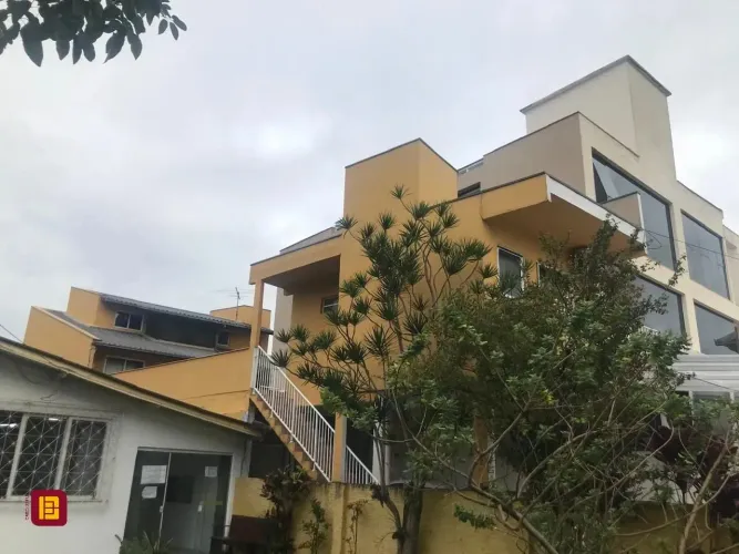 Vende-se uma edificação no centrinho da Lagoa Da Conceição, com 8 quartos