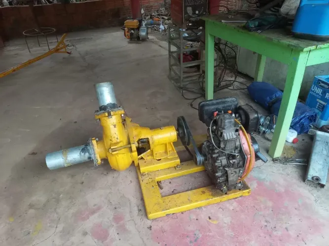 Motor 7 e meio a diesel e uma bomba de 4 polegadas