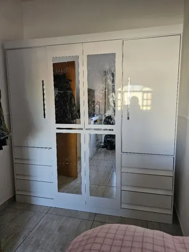 Guarda-roupa casal com espelho