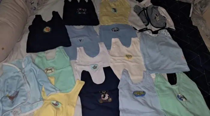 Lote de roupas bebê 1-3 meses com 46 peças + sapatinho RN + 10 fraldas P