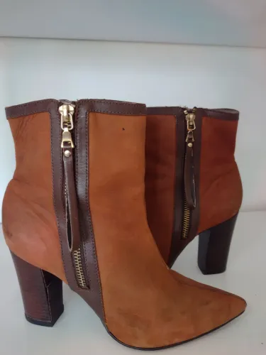 Bota Arezzo em couro n 35