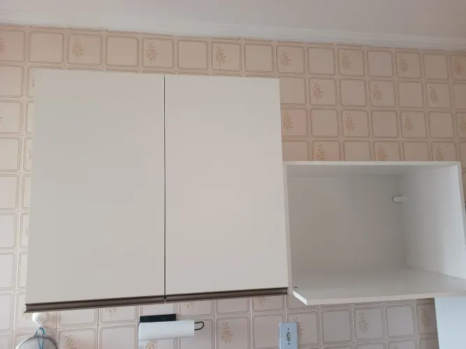 armário de cozinha com porta microondas 