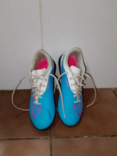 Chuteira Nike Phantom Azul e Rosa - Tamanho 39 (Conservada)