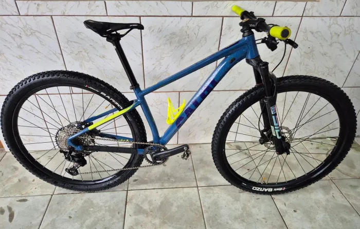 Caloi Explorer Comp 29 com Susp. RockShox, cambio SLX, tubeless e freios Deore