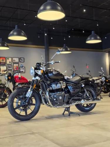 Super Meteor 650cc Astral Black - Duvallyer Rodrigues - 21 9 9271 71 82 - Royal Enfield