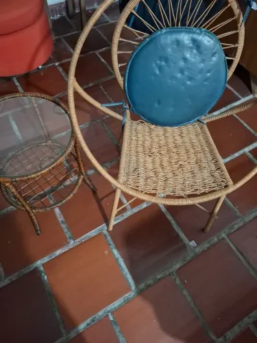 Cadeira e mesinha de vime