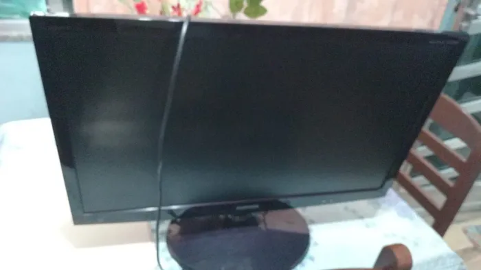 Televisão, não é smart,mas acompanha conversor