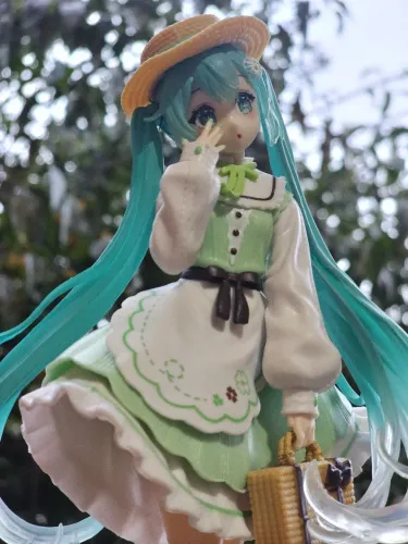 Figure Hatsune Miku folhinha e vestido verde