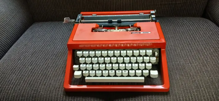 Antiga Máquina de Escrever Olivetti Dora Portátil Mexicana - Década de 70 - Vermelha