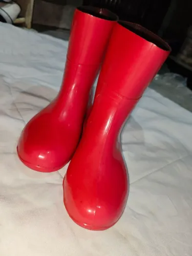 Bota Plástica para limpeza faxia antiderrapante, serve para sair também