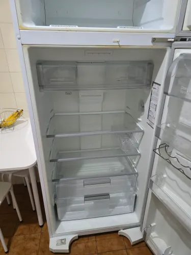 Doa-se uma geladeira duplex necessitando de reparo