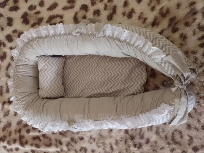Ninho para bebê em chevron cinza e branco.<br>Com zíper para facilitar a lavagem<br>