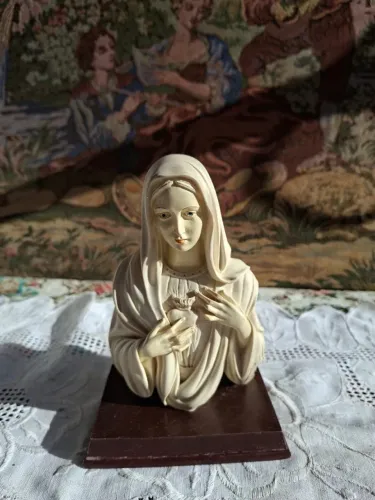 Escultura sacra Nossa Senhora em resina e base de madeira, muito bem feita!