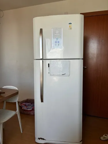 Vendo geladeira e sofá retrátil e reclinável 