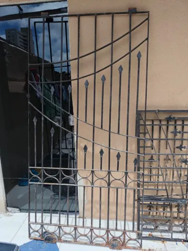 Vendo 3 grades de ferro ,toda trabalhada