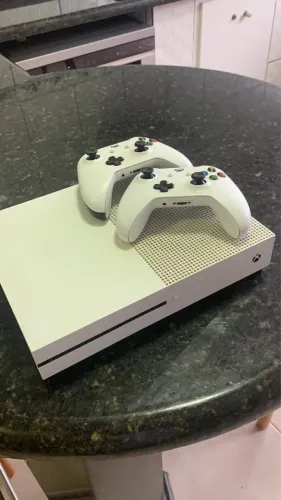 Xbox One s com dois controles