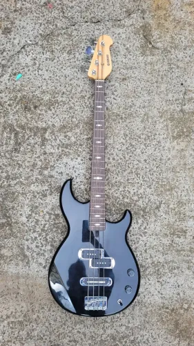 baixo yamaha bb424