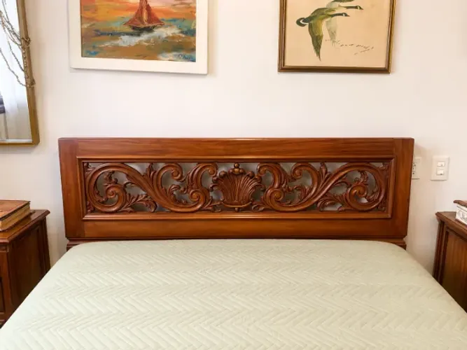 Cama Entalhada Clássica Queen em madeira maciça