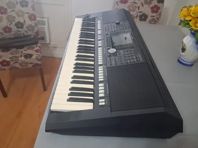 YAMAHA TECLADO ( Único dono)ótimo estado de conservação. 