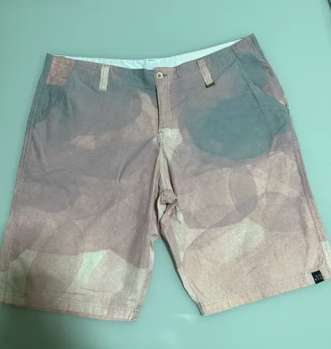 KONYK- Bermuda Masculina em Tactel- T- 52- Com pequenos detalhes