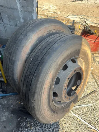 Pneus com rodas 275