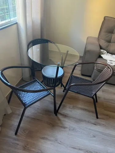 Mesa área de Piscina ou casa.
