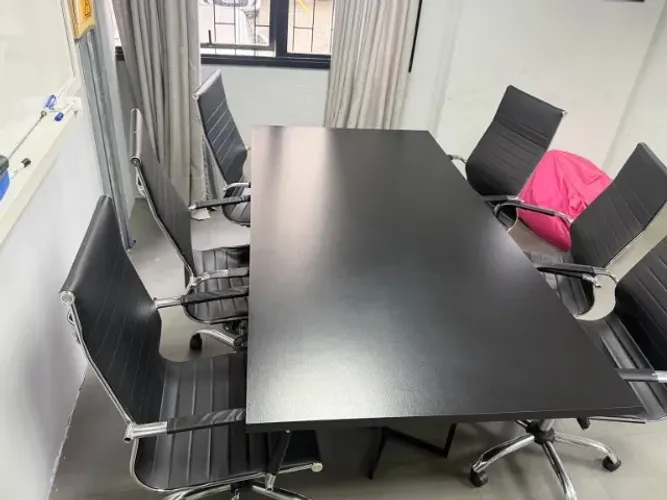 Mesa de reunião preta retangular - sem cadeiras