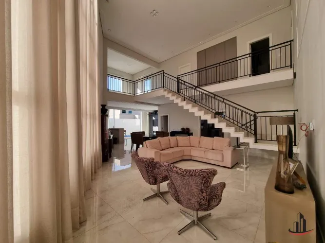 Vende Casa no condomínio Flamboyant III, área construída de 373m² (205m pav. inferior + 16