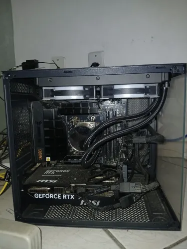 Computador Ryzen 7 9800X3D + 5070 12Gb VRAM.