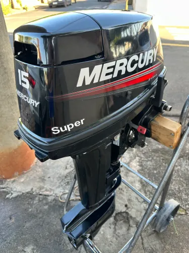 Vendo motor de poupa Mercury 15 super (18), ano 2023 , sem detalhes, muito econômico