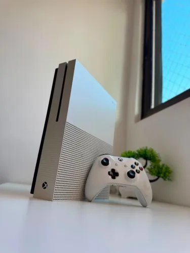 Xbox One S 1TB com controle original + bateria (garantia e parcelamento)