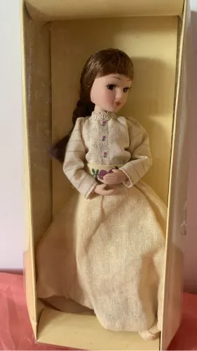 Boneca de porcelana - Coleção Damas de Época - Tenho outras 