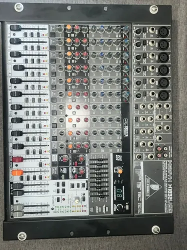 Mesa de som Behringer Xenyx X1832USB 18 canais com efeitos 