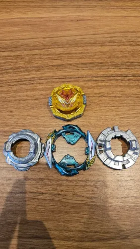 Peças de beyblade burst por 10 reais cada