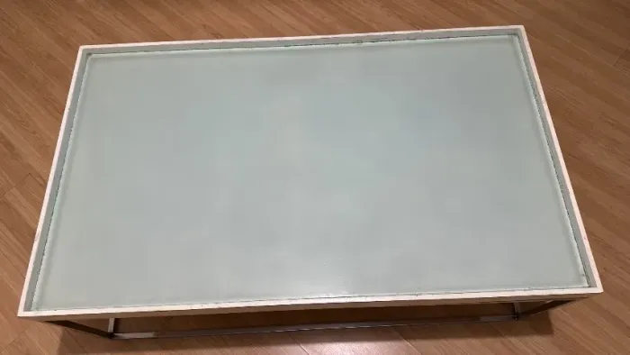 Mesa de centro em aço inox e tampo de vidro branco jateado 
