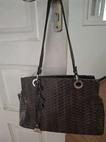 Bolsa tressê, em couro marrom, Tomás Rabelo
