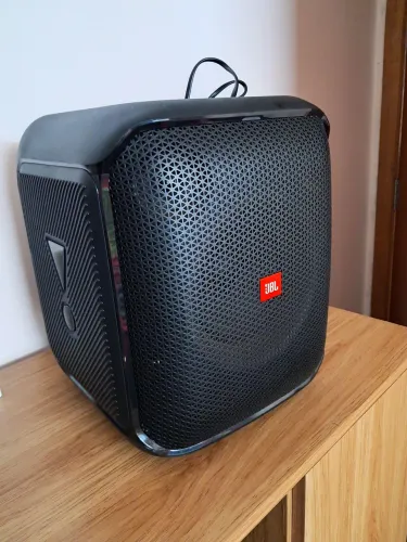 Caixa de Som JBL com LED e Bass Boost - Potente - Perfeito Estado