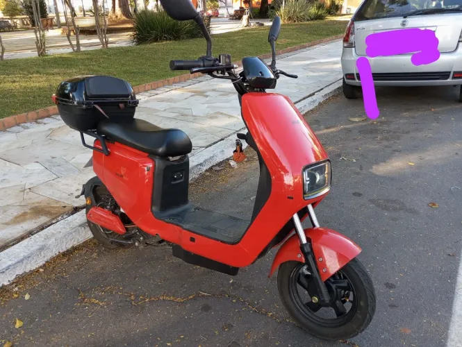 Vende - se scooter elétrica Wasp 800W com baú.
