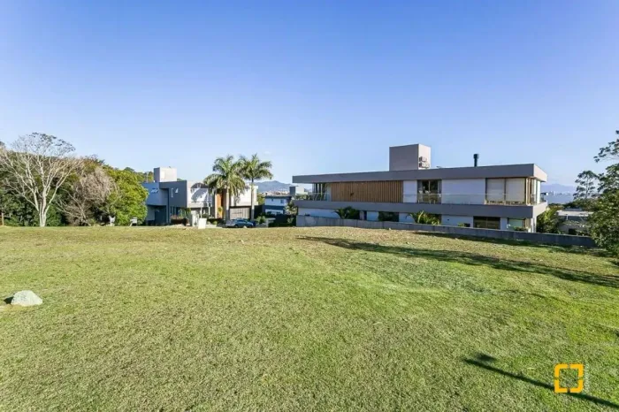 Oportunidade no Cacupé: Terreno com Vista para o Mar em Condomínio de luxo com infraestrut