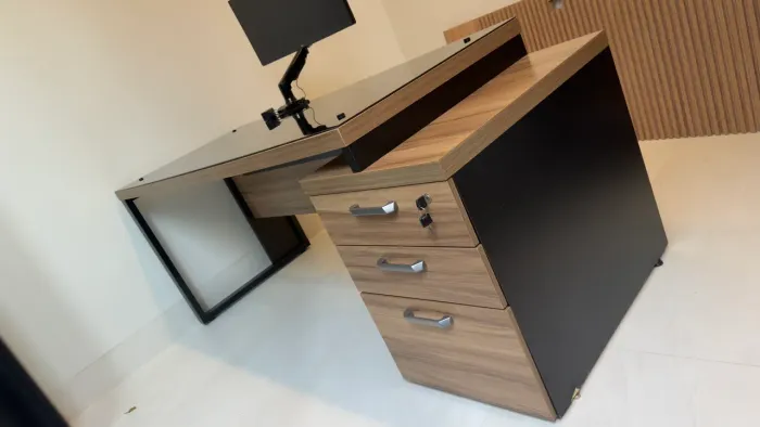 Mesa de escritório com tampo de vidro preto e gaveteiro